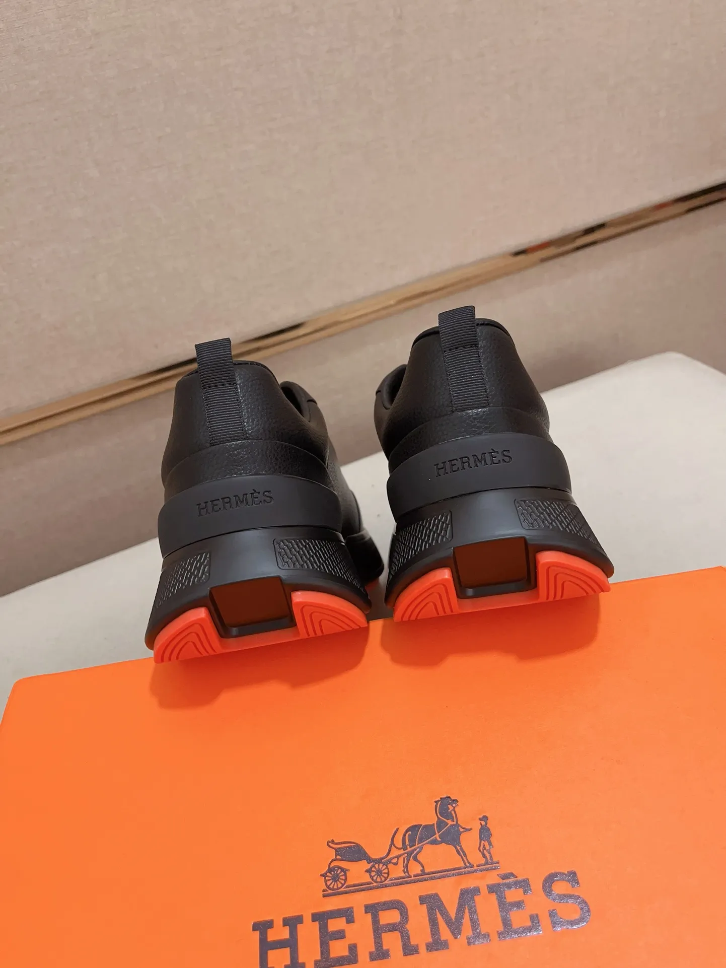 Men's clothing and shoes💰: 442💰《HERMES》【Classic original single version】Hermès; top 🔝purchase agent🔍🔍men's latest 🇺🇸 counter sales simultaneously, imported from Italy original ▲▲cowhide ▲▲ (high-end, nobility, class) ) Exquisite workmanship (Italian 🇮🇹 imported water-dyed 🐂 cowhide lining) sole: original sole provided by the original factory, ⚠️exclusive double-layer activity·TPR·rubber·combined molded outsole; super comfortable·wear-resistant·non-slip·environmental protection The real thing is more beautiful if you take the real thing (high quality, follow the order). You can enter and exit the counter at will * Number of yards: 38-44 (45 can be customized and cannot be returned or exchanged)